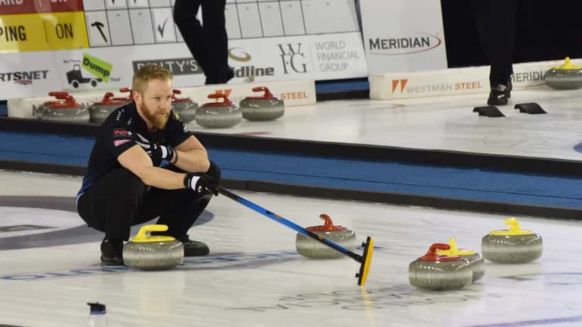 Niklas Edin håller curlingkvast under tävling