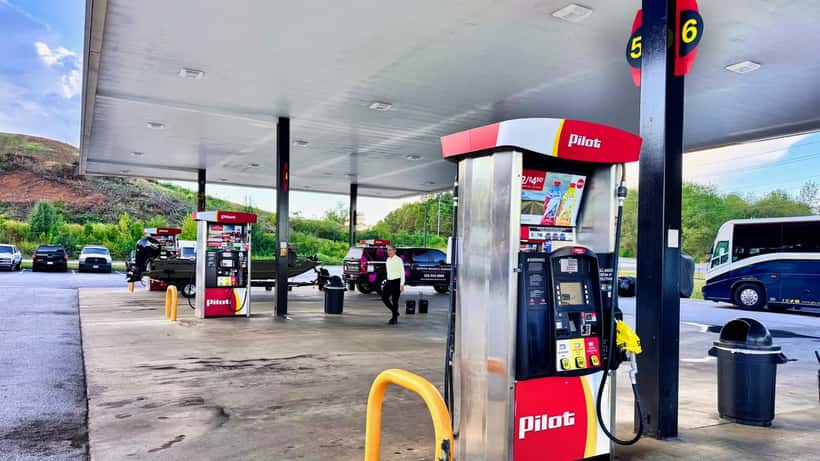 Surtidores de combustible en una gasolinera estadounidense con precios de gasolina en alza