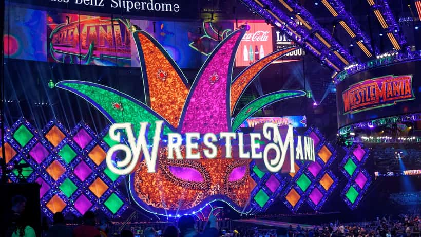 Palco WrestleMania illuminato con spettatori, evento WWE live