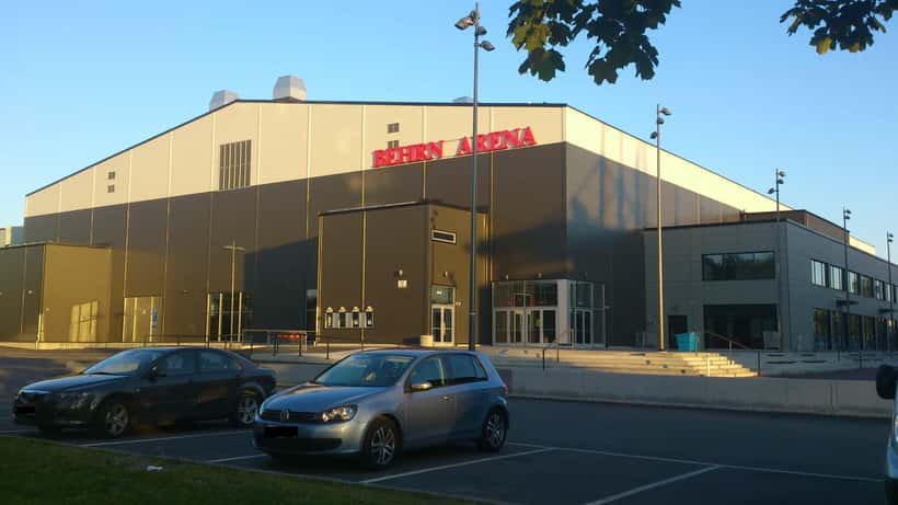 Svensk ishockeyarena med tomma läktare och is redo för match i Hockeyallsvenskan