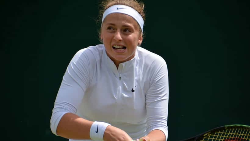 Jelena Ostapenko golpeando una derecha durante un partido de tenis