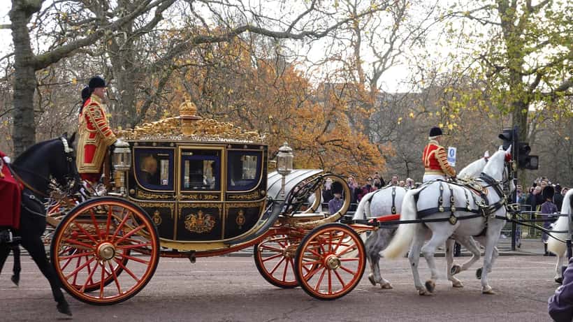 Koning Charles III in de Diamond Jubilee State Coach tijdens een staatsbezoek