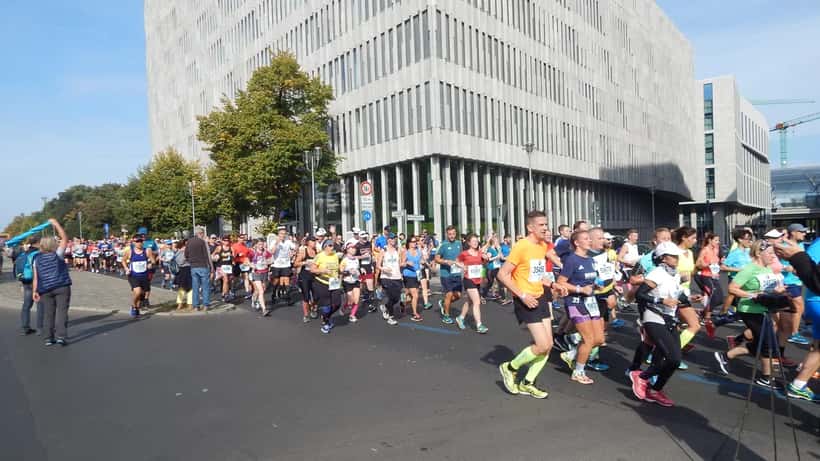 Hardlopers bij de Berlijn Marathon op straat in Berlijn