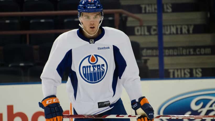 Connor McDavid, capitaine des Edmonton Oilers, en action lors des séries éliminatoires LNH 2026