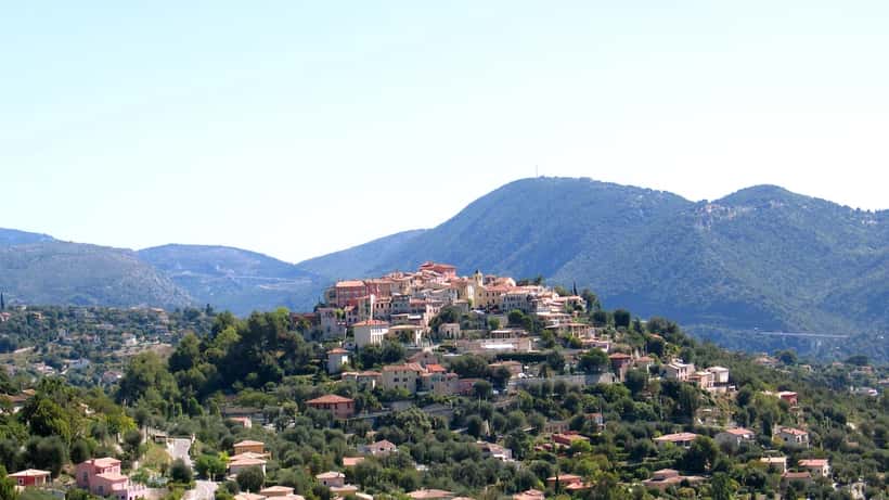 Vue du village perché de Falicon dans les Alpes-Maritimes entouré de végétation méditerranéenne