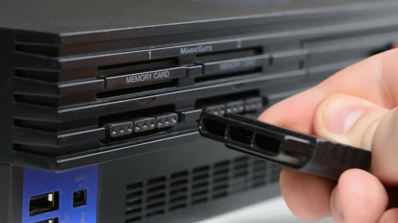 Manette PlayStation connectée à une console, illustrant les enjeux des droits numériques des consommateurs en 2026