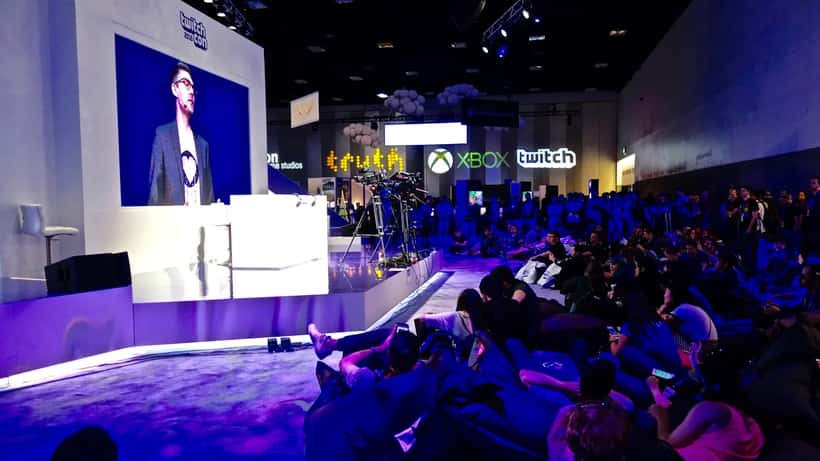 Menigte gaming fans en streamers op de TwitchCon-evenementvloer