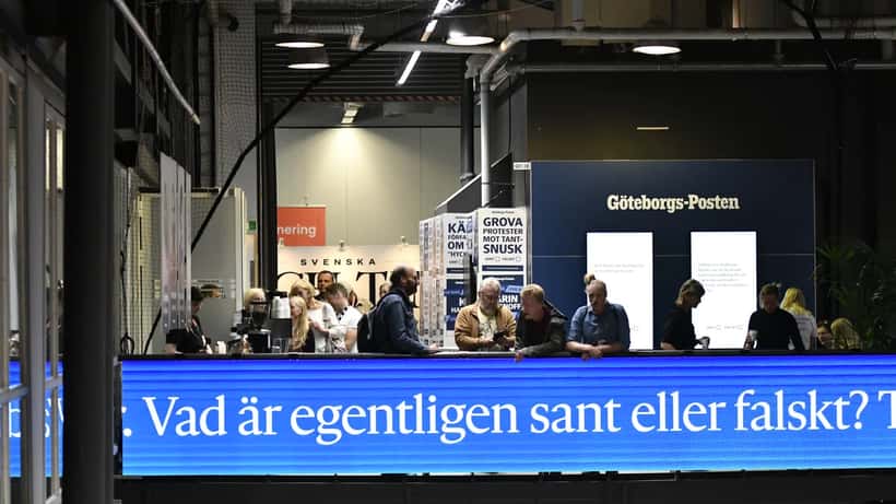 Göteborgs-Postens monter på Bokmässan 2024 med tidningens logotyp och personal