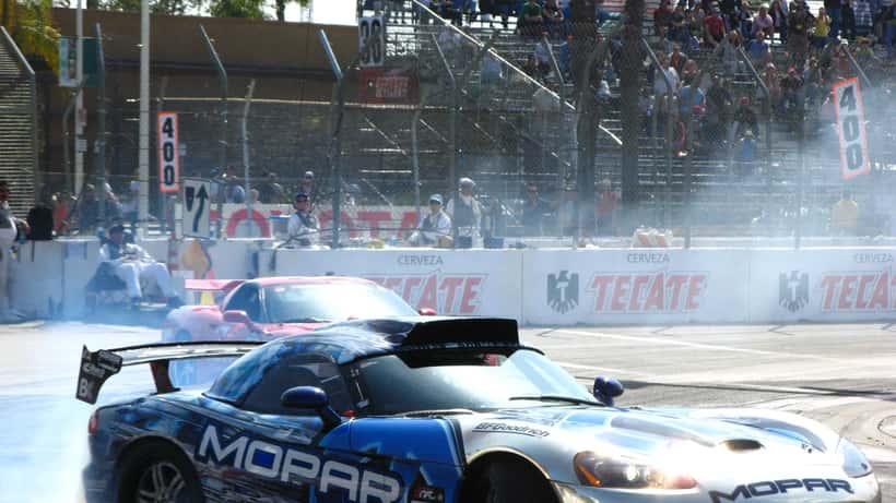 Driftingbil i aksjon på gatabanene i Long Beach, California