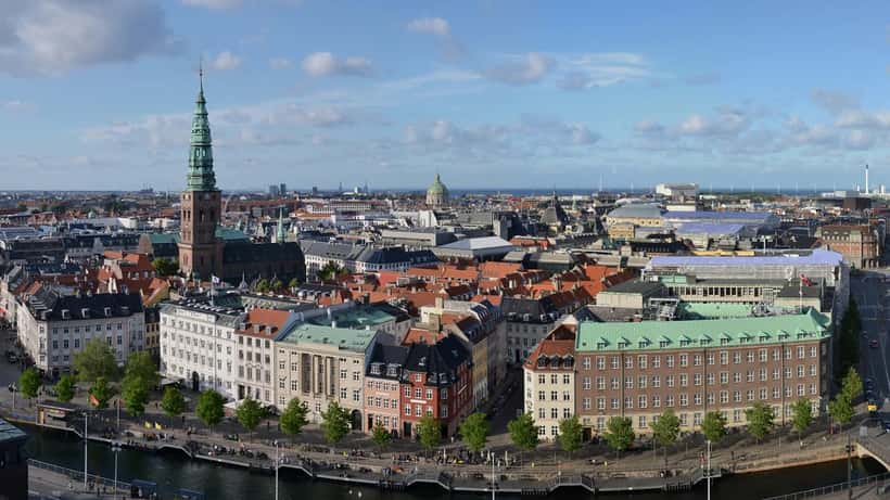 Panorama over København set fra Christiansborg slot, med byens skyline og kanaler