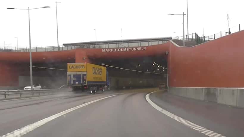 Ingång till motorvägstunnel Marieholmstunneln Göteborg – representerar tunnelstängning och vägarbete på E18 sommaren 2026