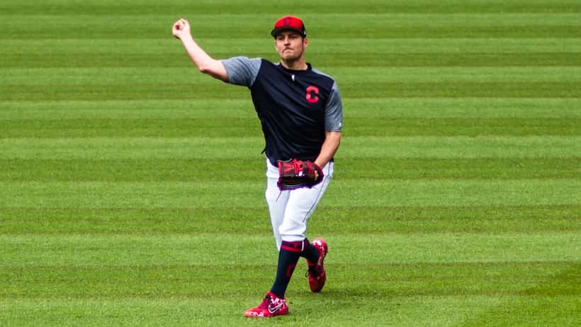 Lance-balle Trevor Bauer en uniforme sur le monticule lors d'un match de baseball