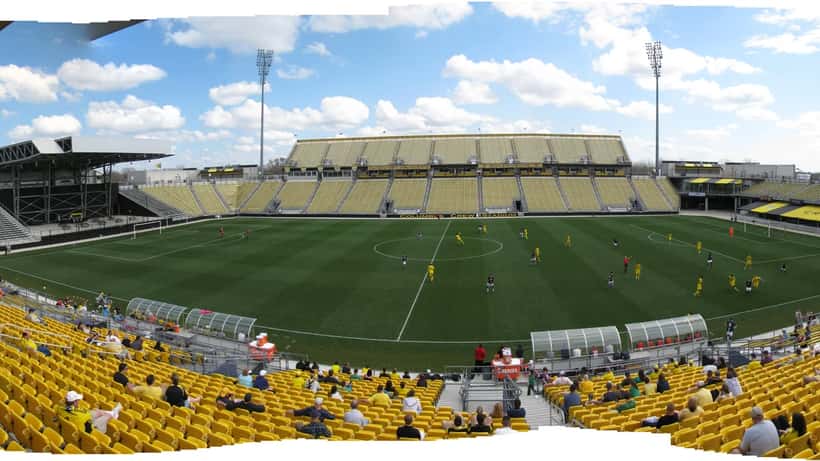 Jugadores del Columbus Crew en acción durante un partido de la MLS en el estadio de Columbus, Ohio