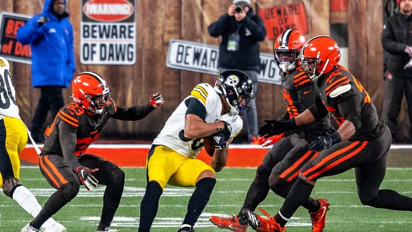 Cleveland Browns vs Pittsburgh Steelers NFL game action on field
