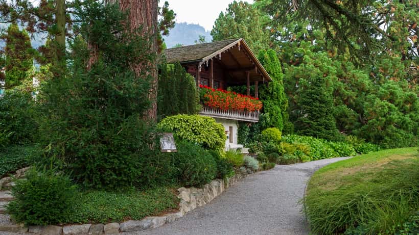 Chalet en bois sur les rives du Lac de Thoune dans l'Oberland bernois, été 2026