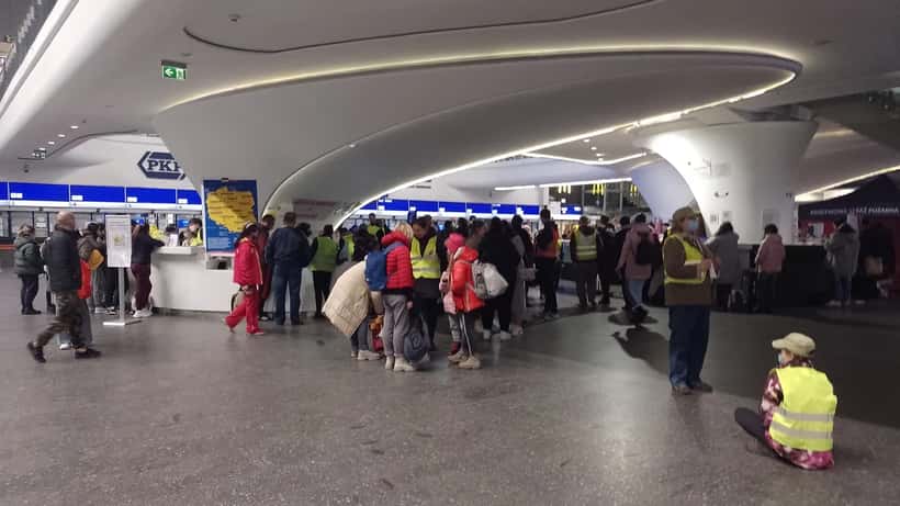 Réfugiés ukrainiens dans une gare de transit, symbole de la crise qui touche 80 000 personnes en France en 2026