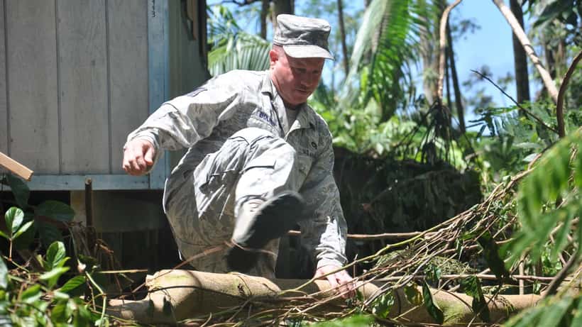 Guardia Nacional de Hawái realizando evaluaciones de daños tras un huracán