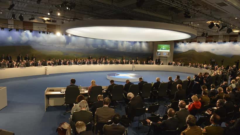 Chefs d'État de l'OTAN lors d'un sommet en 2014, symbolisant les engagements de défense collective
