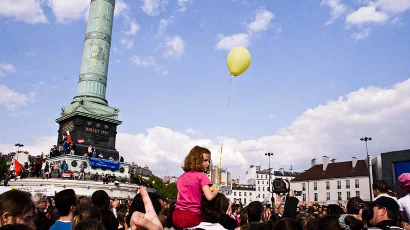 Foule de manifestants lors d'une démonstration à Paris Place Vendôme, droits du manifestant en France