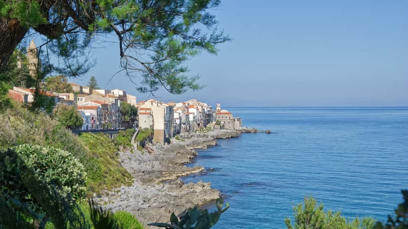 Vista panoramica di Cefalù con il duomo normanno e il lungomare siciliano