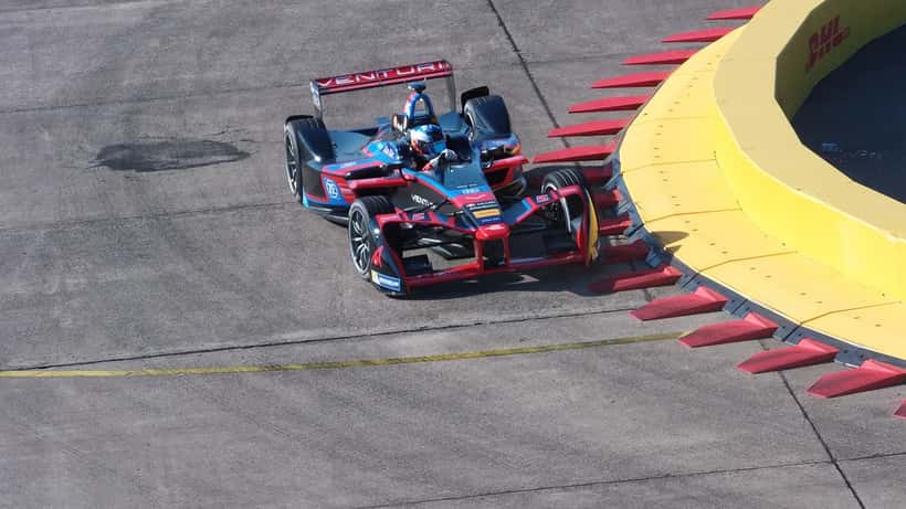 Maro Engel in zijn racewagen op de Nürburgring