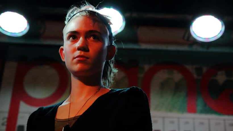 Sångerskan Grimes uppträder på scen