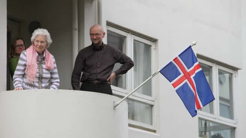 Þjóðhátíðarfagnaður á Íslandi 17. júní í Reykjavík — hátíðarskrúð og fólk fagnar þjóðhátíðardegi