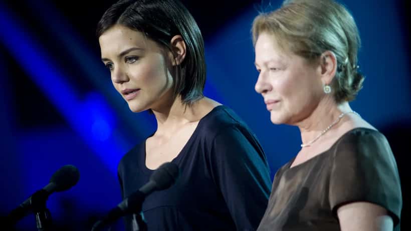 Katie Holmes et Dianne Wiest lors d'une cérémonie officielle