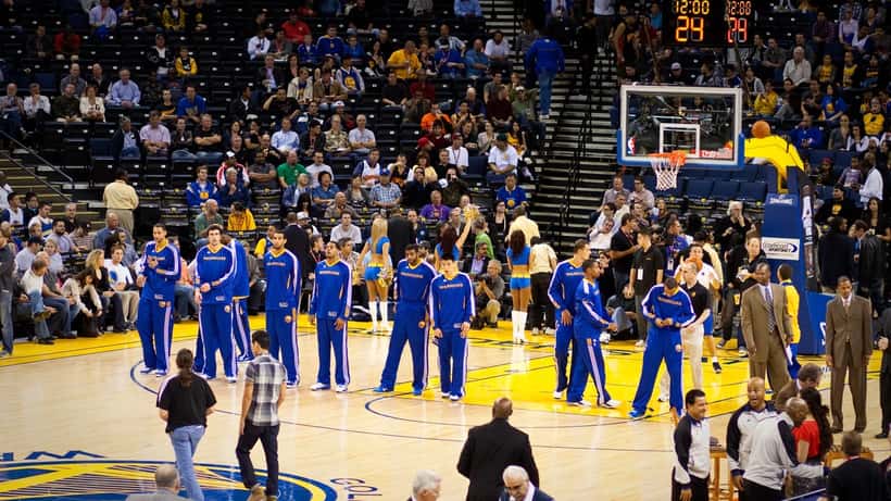 Jugadores de los Golden State Warriors formados antes de un partido de la NBA