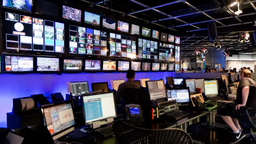Sala controllo di uno studio televisivo, rappresentazione del mondo della TV satirica