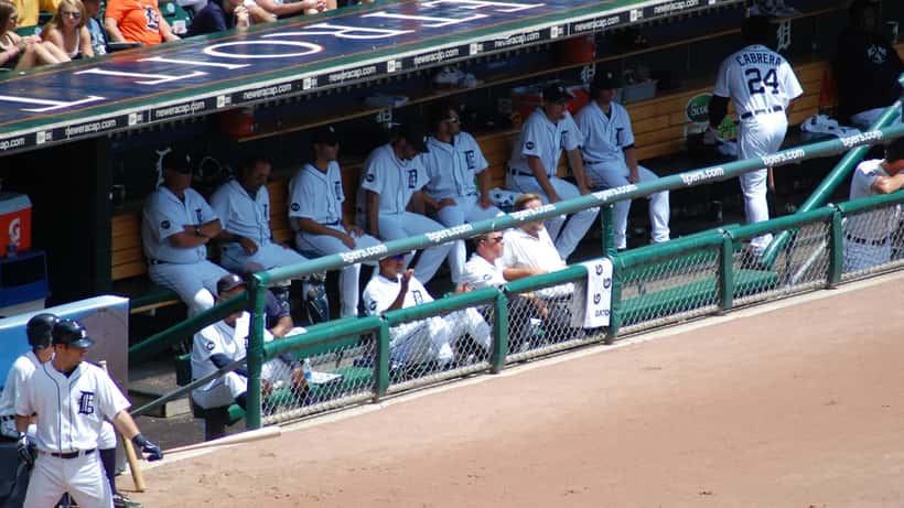 Dugout de los Tigres de Detroit durante un partido de béisbol de la MLB