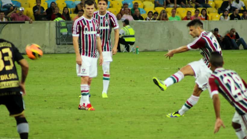 Partida de futebol do Campeonato Brasileiro com jogadores disputando a bola em campo