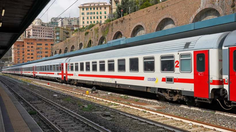 Frecciabianca Trenitalia intercitytrein op station Genua in Italië