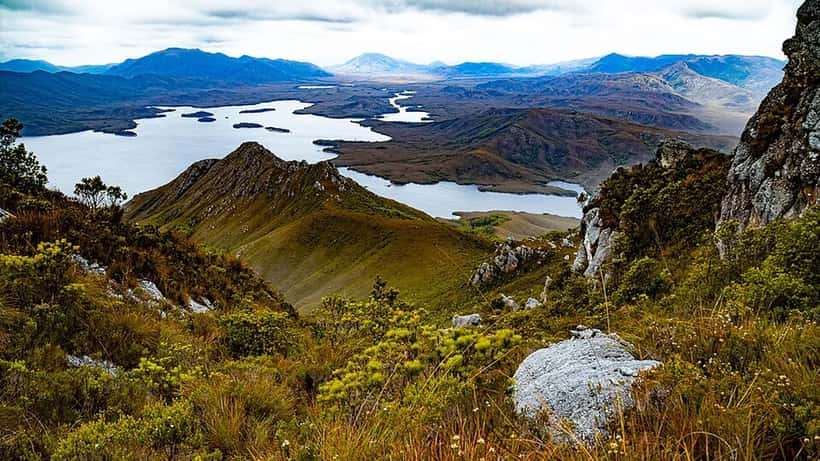 Wilderness tasmanienne vue depuis le Mont Rugby, lieu du futur monolithe climatique Earth's Black Box