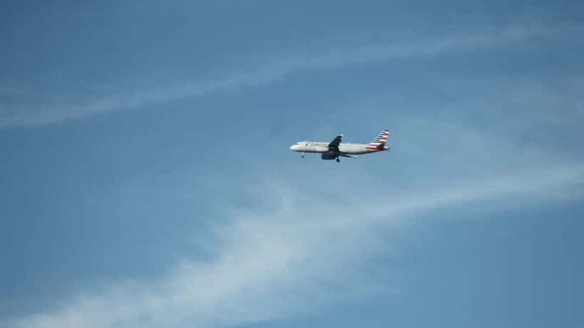 Avion American Airlines en approche à l'aéroport JFK de New York