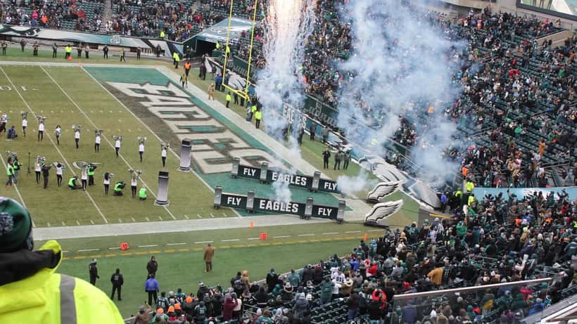 Fanáticos de los Philadelphia Eagles en el estadio Lincoln Financial Field celebrando durante un partido NFL 2026