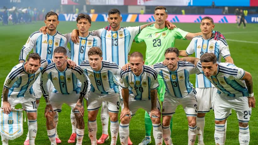 Seleção argentina alinhada no relvado antes do amistoso de julho de 2026