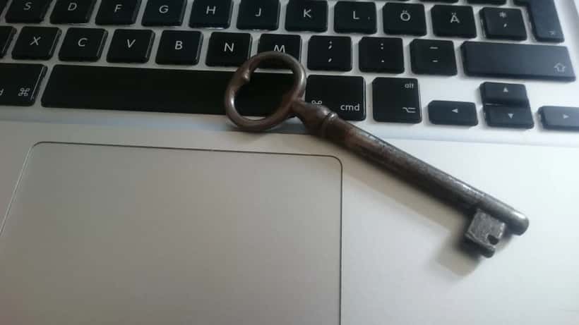 Laptop mit Schlüssel als Symbol für digitale IT-Sicherheit und Datenschutz