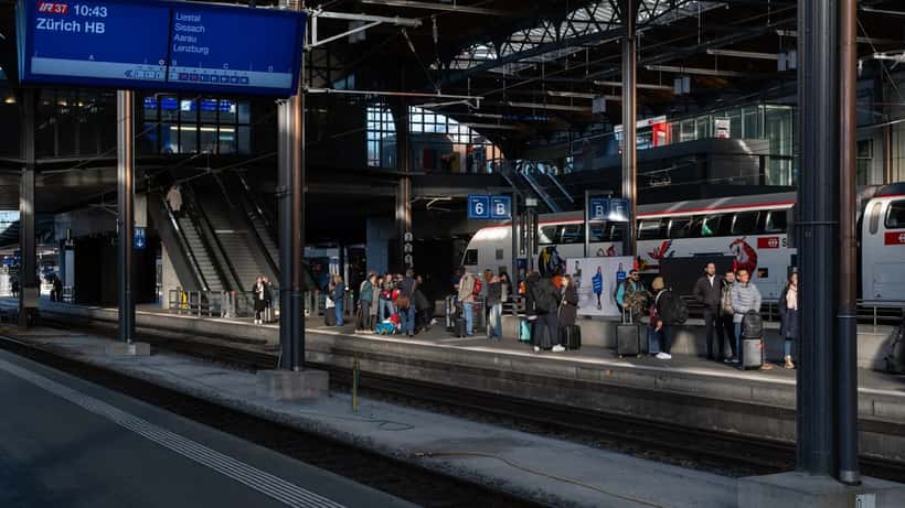 Voyageurs sur le quai de la gare CFF de Bâle attendant le train, abonnement général budget mobilité