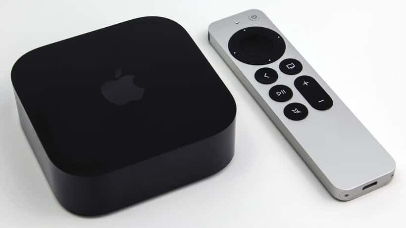 Apple TV 4K tercera generación con control remoto Siri sobre fondo blanco