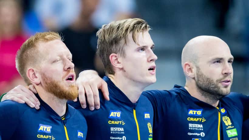 Handbollsspelare i tröja för det svenska landslaget under match mot Tyskland