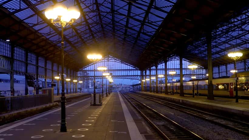Quais et voies de la gare de Tours au crépuscule