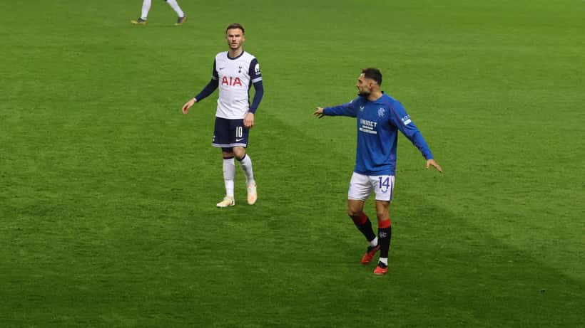 Jugadores de Tottenham Hotspur en acción durante un partido, equipo del mediocampista James Maddison que se recupera de rotura de ACL