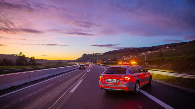 Voiture de police de la police de Lucerne sur une route en Suisse