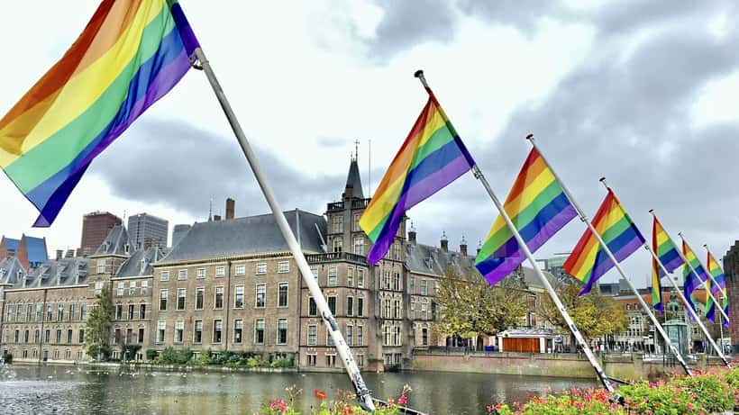 Regenboogvlaggen bij het Hofvijver in Den Haag op de Nationale Coming Out Dag 2020