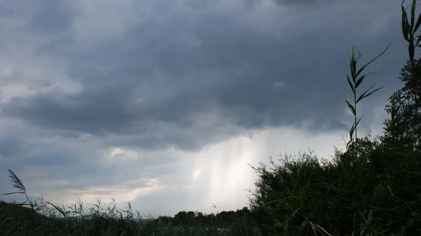 Gewitterwolken über dem Wallersee in Österreich mit dramatischer Lichtstimmung