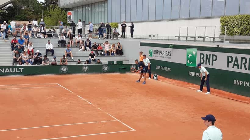 Flavio Cobolli en action lors du tournoi de Roland Garros 2022, jeune champion de tennis en plein effort