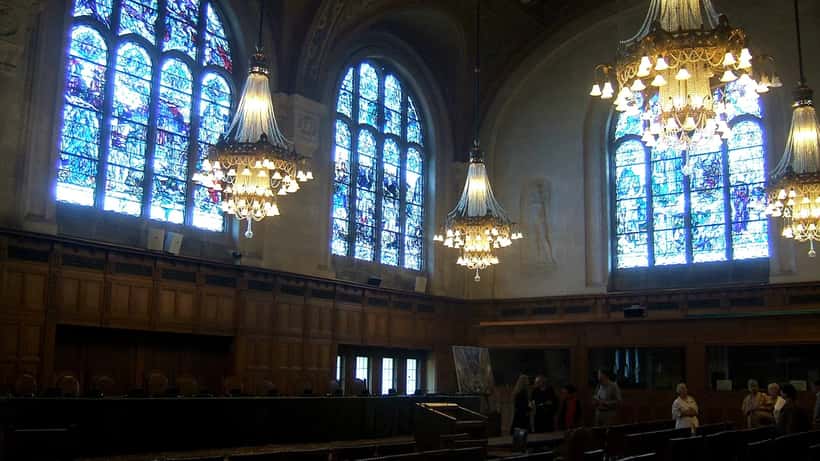 Rechtszaal in Den Haag — juridische procedure reputatieschade en smaad op sociale media