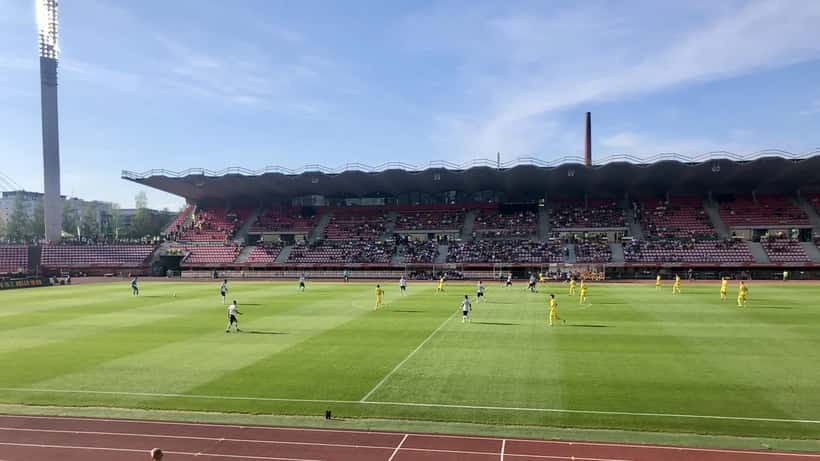 Veikkausliiga-ottelu kentällä, pelaajat taistelevat pallosta Suomessa
