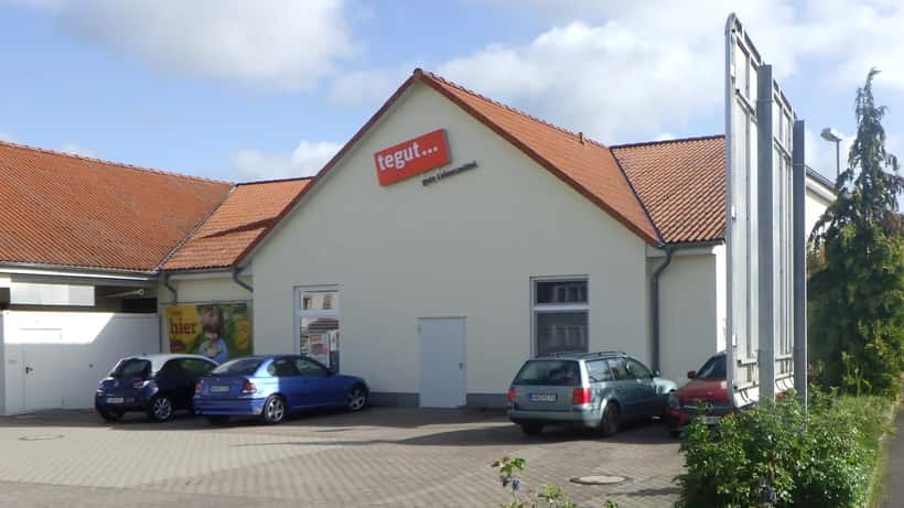 Tegut-Supermarktfiliale mit Eingang und Parkplatz